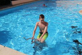 Водный велотренажер в бассейне_